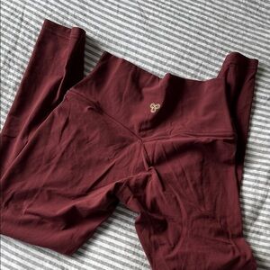 Aritzia TNA Butter 7/8 Maroon Leggings No front seam